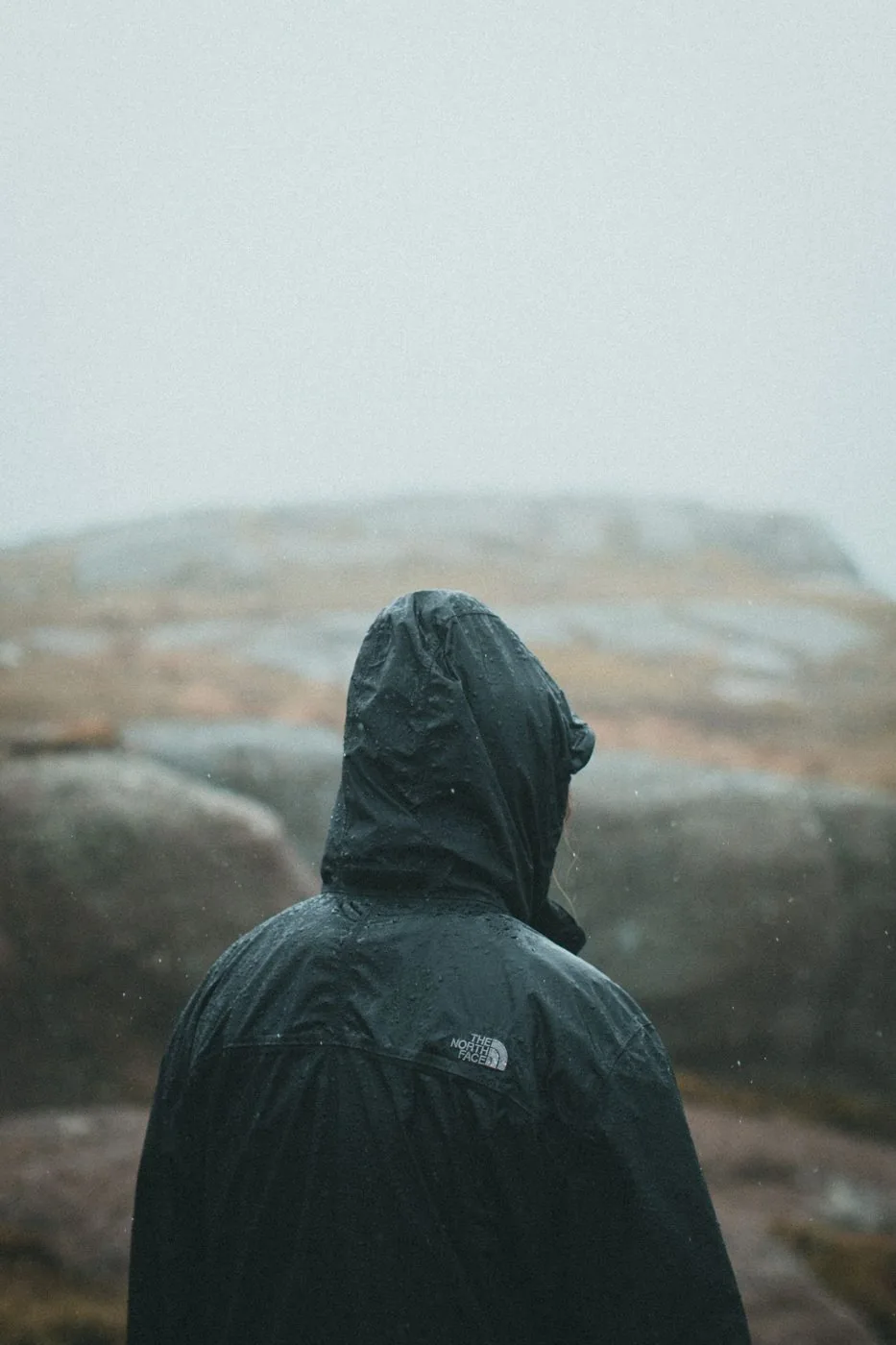 Persona con una chaqueta impermeable con capucha