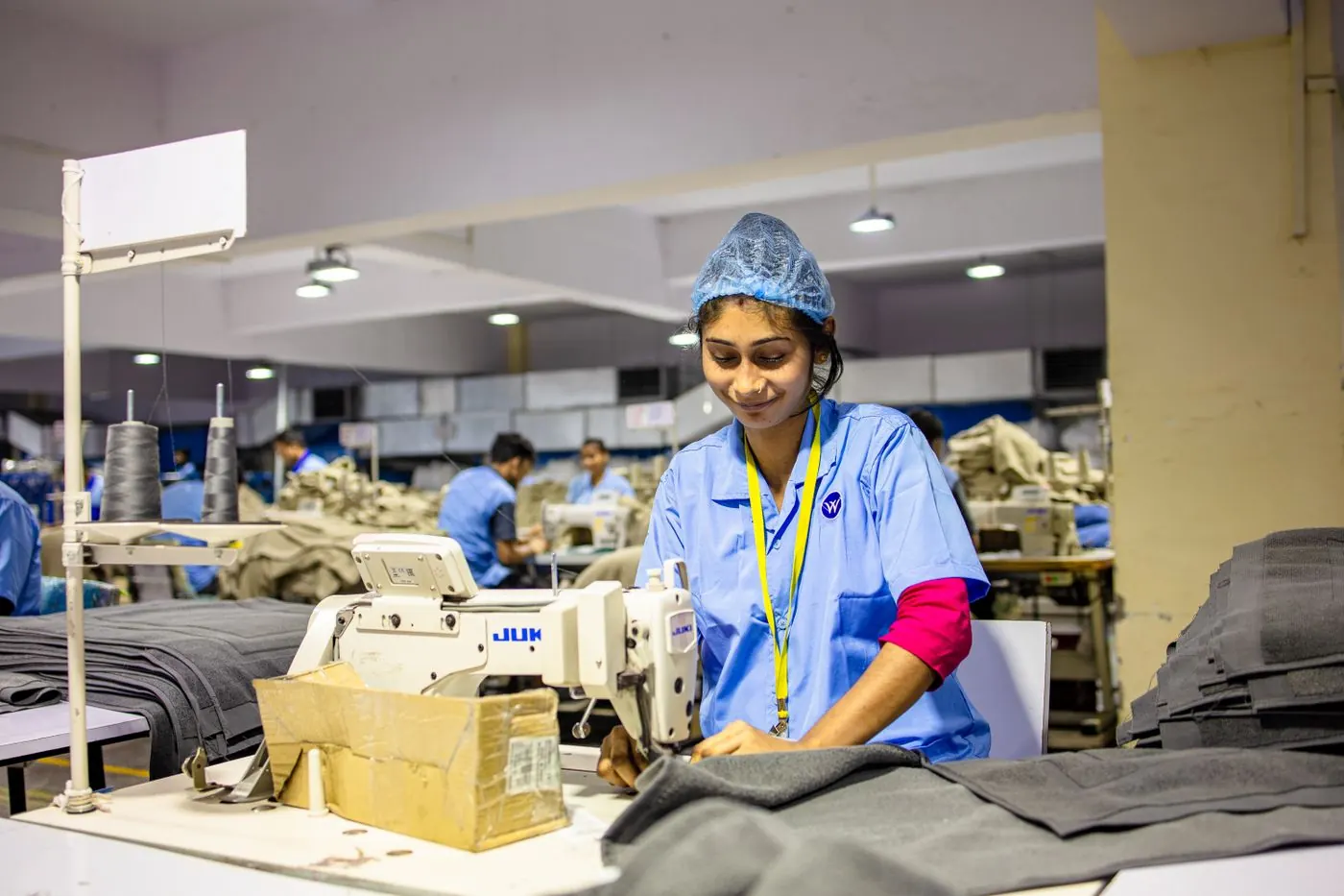 Taller textil con máquinas de coser industriales