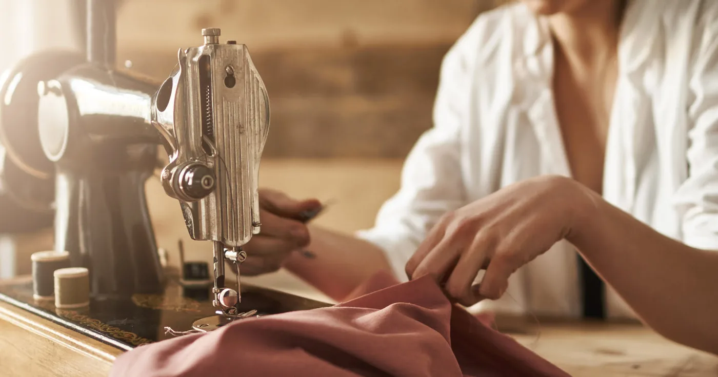 Modista cosiendo una prenda en el taller de Arreglos de Ropa Barcelona