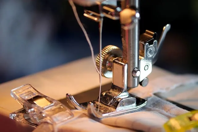Máquina de coser trabajando sobre tela
